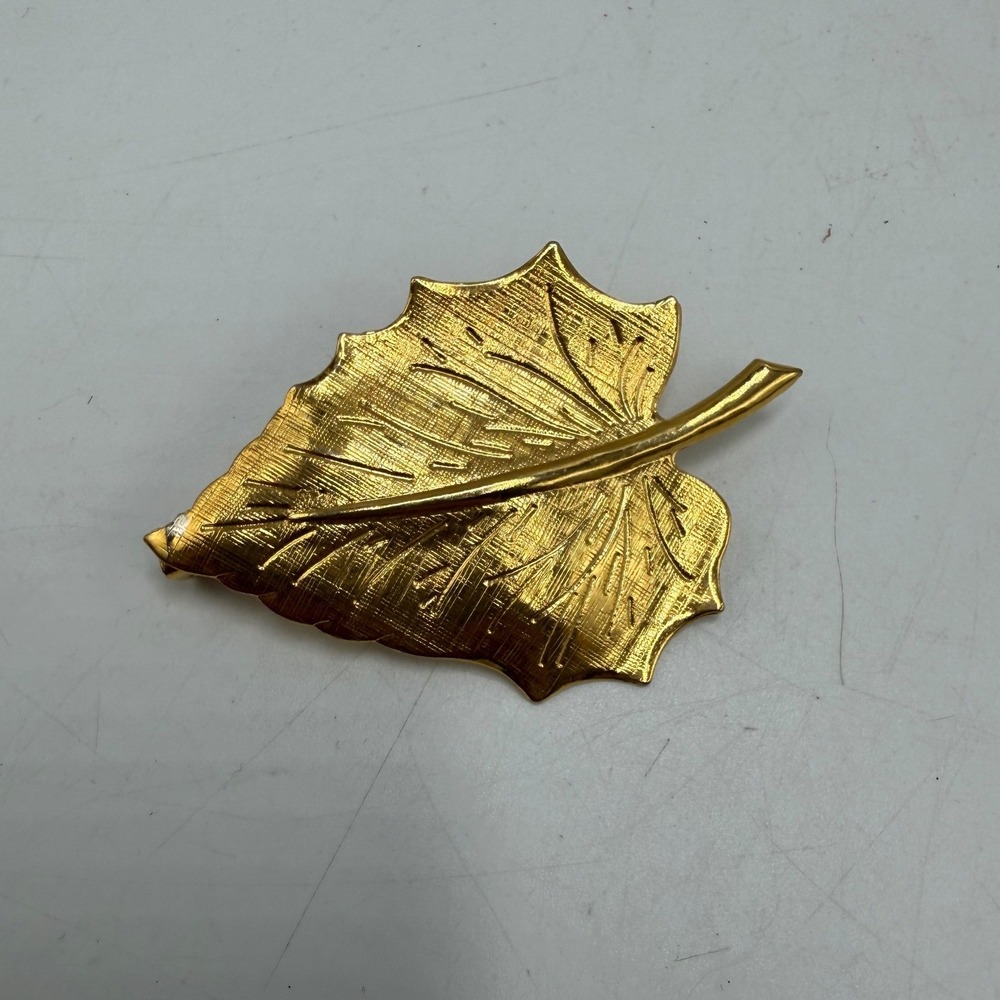 Vintage Gold Tone‎ Leaf Brooch Textured Botanical Maple Leaf Pin Accessory